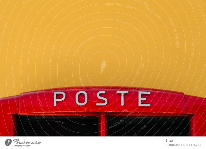 Roter Briefkasten auf dem Poste steht vor gelber Wand Italien rot Briefkastenschlitz Briefe schreiben