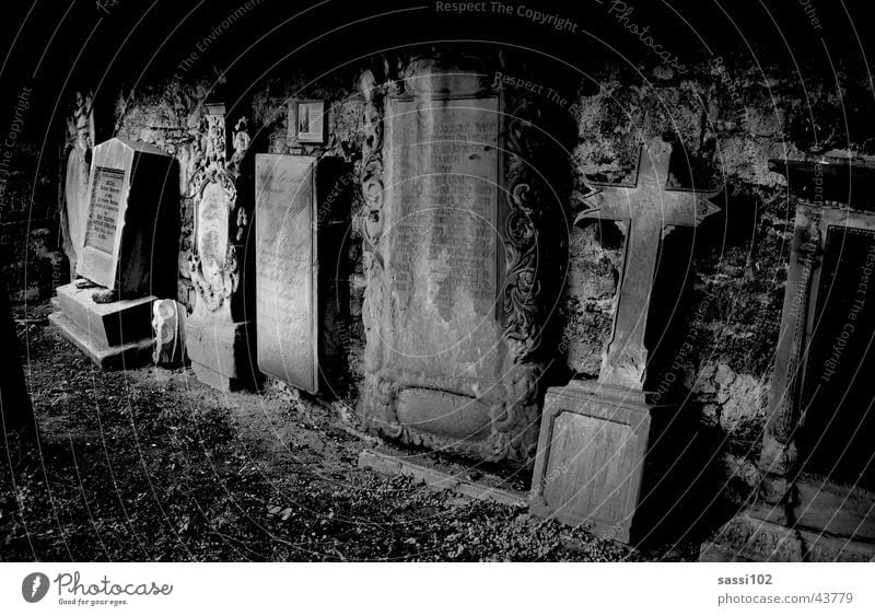 sakrileg Friedhof Grab Grabmal schwarz weiß Nacht dunkel Grabstein mystisch historisch Tod Stein