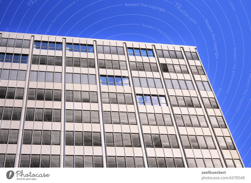 modernes Bürogebäude mit heruntergelassenen Jalousien Gebäude Fassade Moderne Architektur Fenster Außenjalousie außenrollo sonnenschutz Spiegelung Blauer Himmel