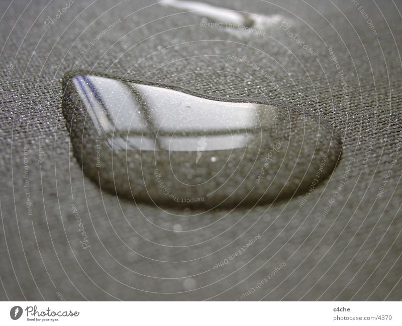WasserTropfen nah Reflexion & Spiegelung Licht grau Faser Dinge Wassertropfen stoffuntergrund
