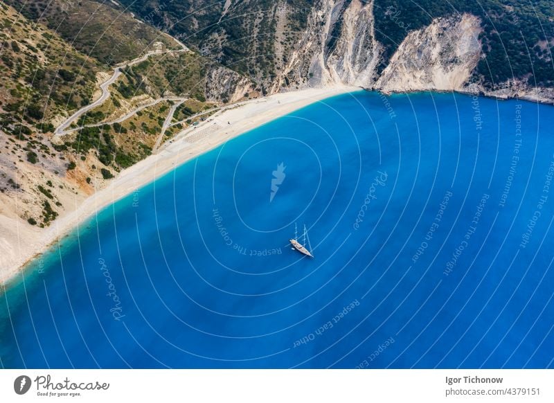 Luftaufnahme einer luxuriösen Segelyacht am Strand von Myrtos mit blauer Bucht auf der Insel Kefalonia, Griechenland myrtos Dröhnen MEER Antenne Jacht Reichtum