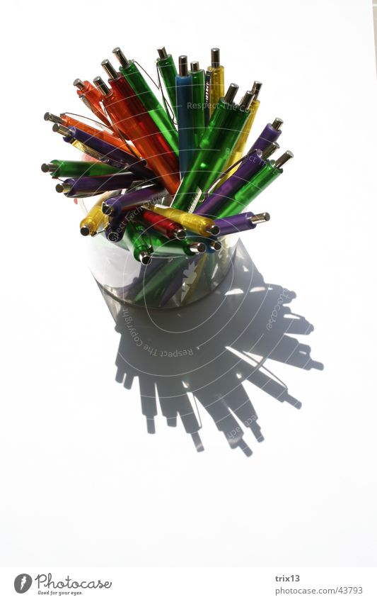 kugelschreiber mehrfarbig Dinge Verschiedenheit weiß Schreibwaren durcheinander Mischung aufeinander Kugelschreiber Dose Farbe Schatten oben Verwirbelung Glas