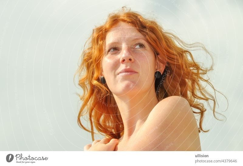 Schönes sinnliches Portrait einer nachdenklichen jungen rothaarigen sehnsüchtigen lockigen Frau im Urlaub am Meer mit Kopierraum souverän rotbraun Rotschopf