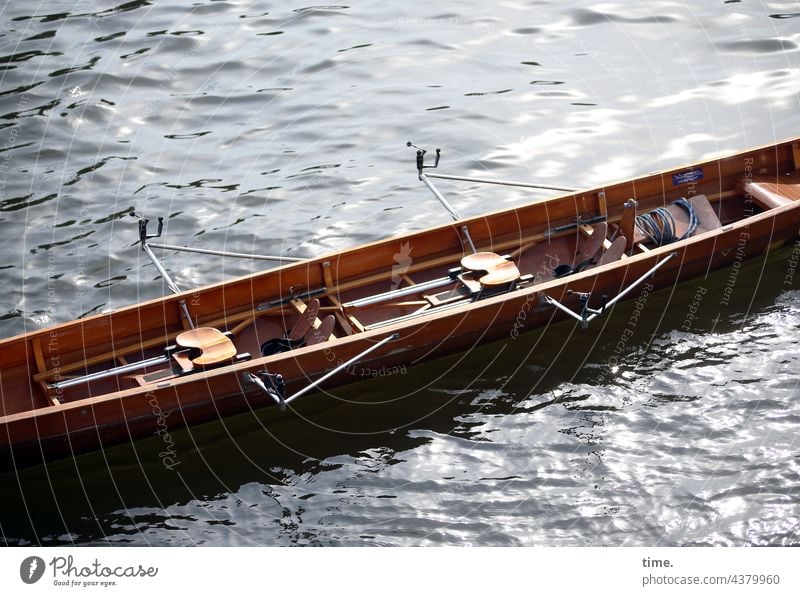 Pinkelpause boot wasser ruderboot fluss sonnig schatten leer sportboot holz wettkampftauglich gegenlicht strömung ausschnitt