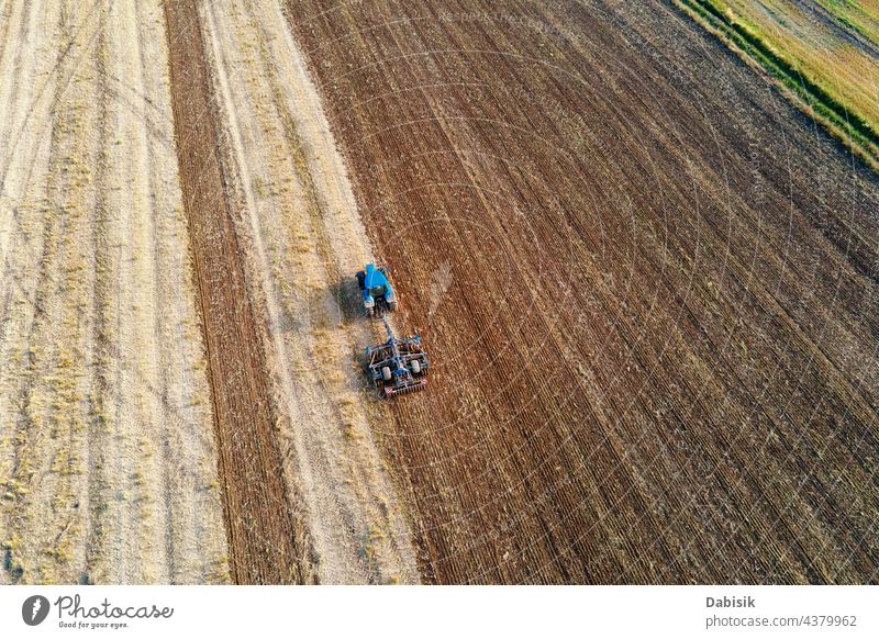 Traktor pflügt den Boden auf einem bestellten Acker pflügen Feld Landwirtschaft Ackerbau Natur Technik & Technologie Frühling Maschine Gerät landwirtschaftlich