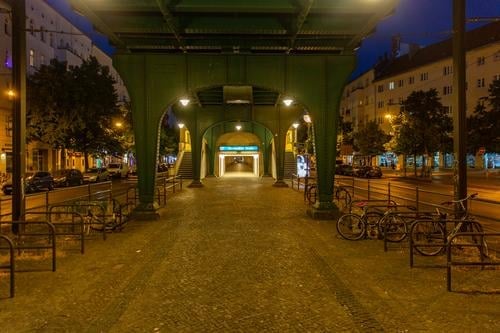 Straße mit Hochbahnstation nachts Schönhauser Allee Prenzlauer Berg Nacht Bahnhof Eberswalder Straße Berlin Stadtzentrum Hauptstadt Außenaufnahme Altstadt