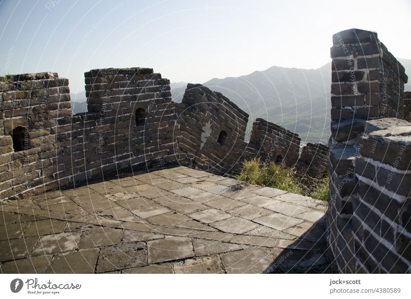 auf der Großen Mauer Chinesische Architektur Weltkulturerbe Ferne Berge u. Gebirge Wolkenloser Himmel Landschaft Schönes Wetter China Sehenswürdigkeit