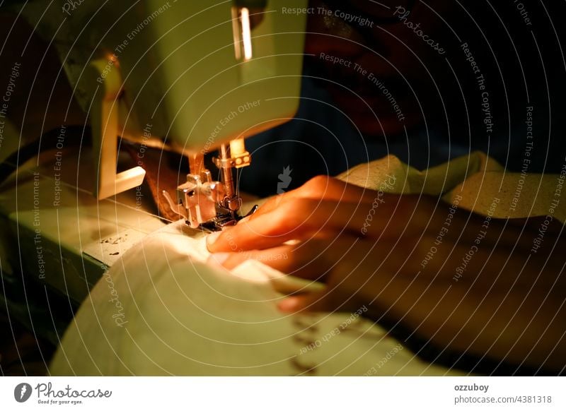 Schneiderin bei der Arbeit mit der Nähmaschine Nähen Textil Kleidung Design Faser Gewebe Maschine Nadel nähen Mode Material Bekleidung Industrie Handwerk Gerät