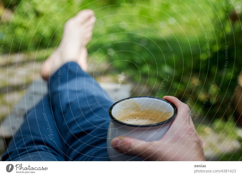Zwischenräume / Pause machen mit Käffchen in der Hand und Füße auf dem Schemel zwischen all dem Grün Kaffee Kaffeebecher Kaffeetrinken Tasse Garten grün Hose