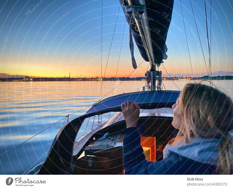 Frau auf einer Yacht schaut in Richtung Abendhimmel auf der Kieler Förde Segelboot Segeln Ostsee Meer Wasser Außenaufnahme Ferien & Urlaub & Reisen Freiheit