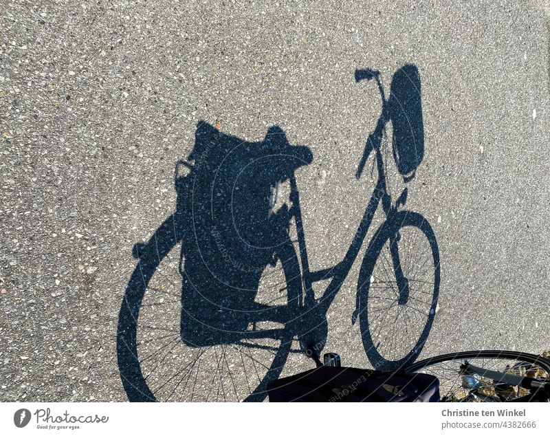 Der Schatten eines Fahrrades mit Satteltaschen und Lenkerkorb Fahrradschatten Packtaschen Fahrradfahren Straße Wege & Pfade Asphalt Freizeit & Hobby Leeze