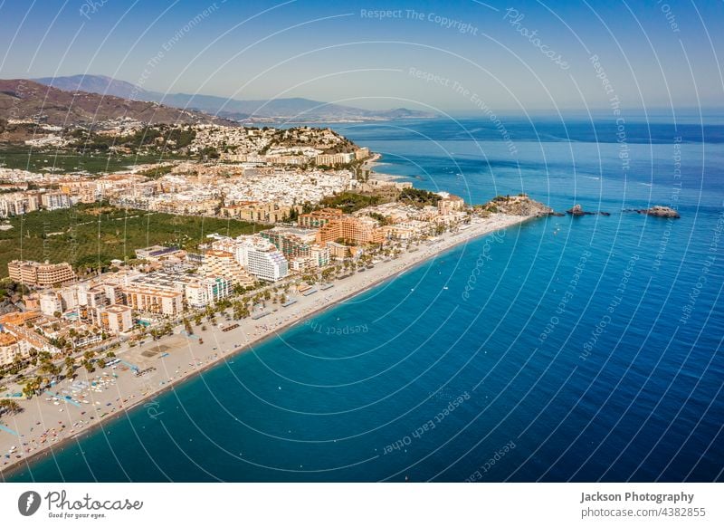 Luftaufnahme der touristischen Küste in Almunecar, Andalusien, Spanien Almuñécar Strand urban Andalusia Berge u. Gebirge Küstenstreifen Tag Meer