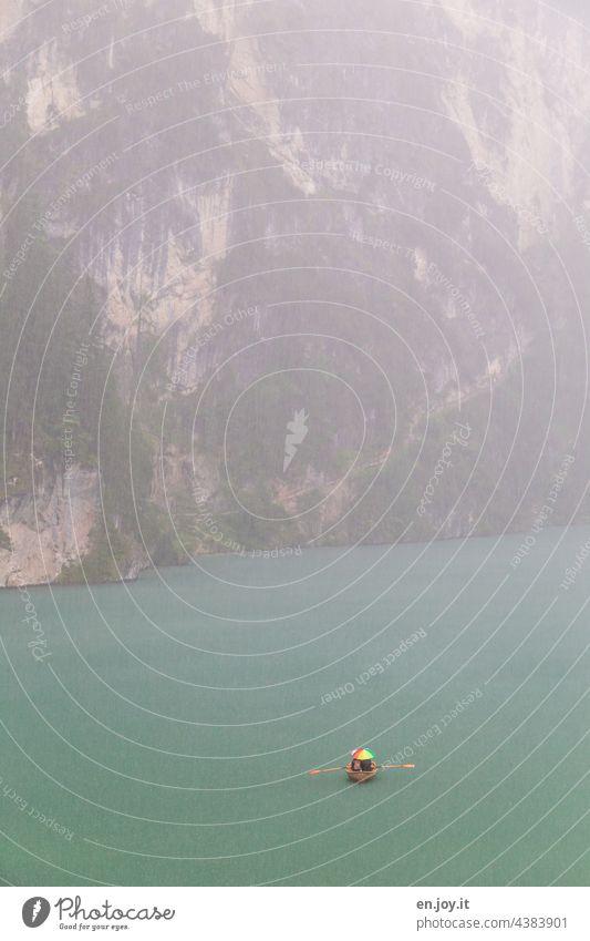 Bootsfahrt im Regen auf dem Pragser Wildsee See Dolomiten Bergsee Ruderboot Regenschirm Felsen steil Ferien & Urlaub & Reisen Tourismus Ausflug Südtirol