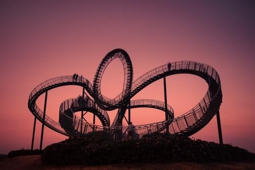 Gebogene Stahltreppe vor rotem Abendhimmel, Langzeitbelichtung Tiger and Turtle kunstwerk Treppe Metall Bogen kurvig rund Abendstimmung konstruktion