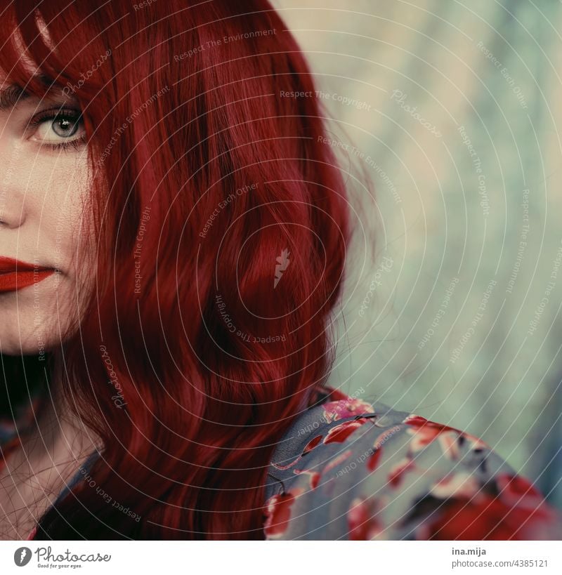 halbes Gesicht einer rothaarigen Frau mit Stirnfransen langhaarig Haare Haare & Frisuren Auge Augenblick Blick feminin Porträt Mensch Erwachsene schön