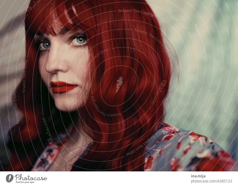 Portrait einer rothaarigen Frau mit roten Lippen rote lippen rote Haare Rotschopf Porträt Gesicht schön Mode Stil charmant rote Lippen Beautyfotografie
