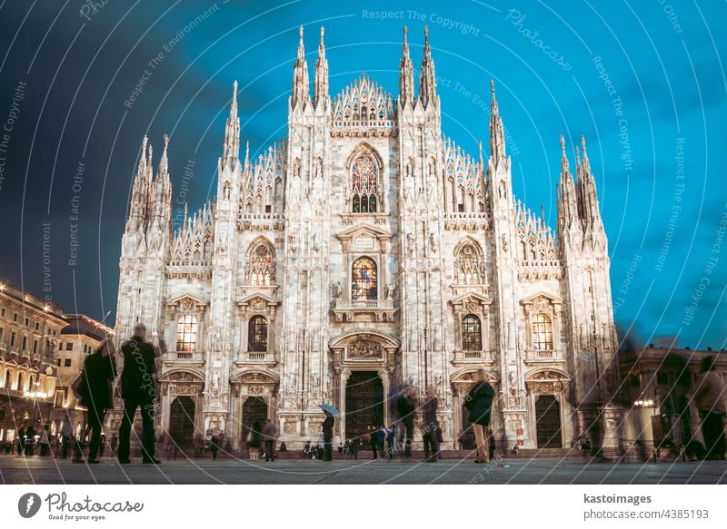 Der Mailänder Dom, Duomo di Milano, ist die gotische Kathedralkirche von Mailand, Italien. Aufgenommen in der Abenddämmerung vom Platz voller Menschen