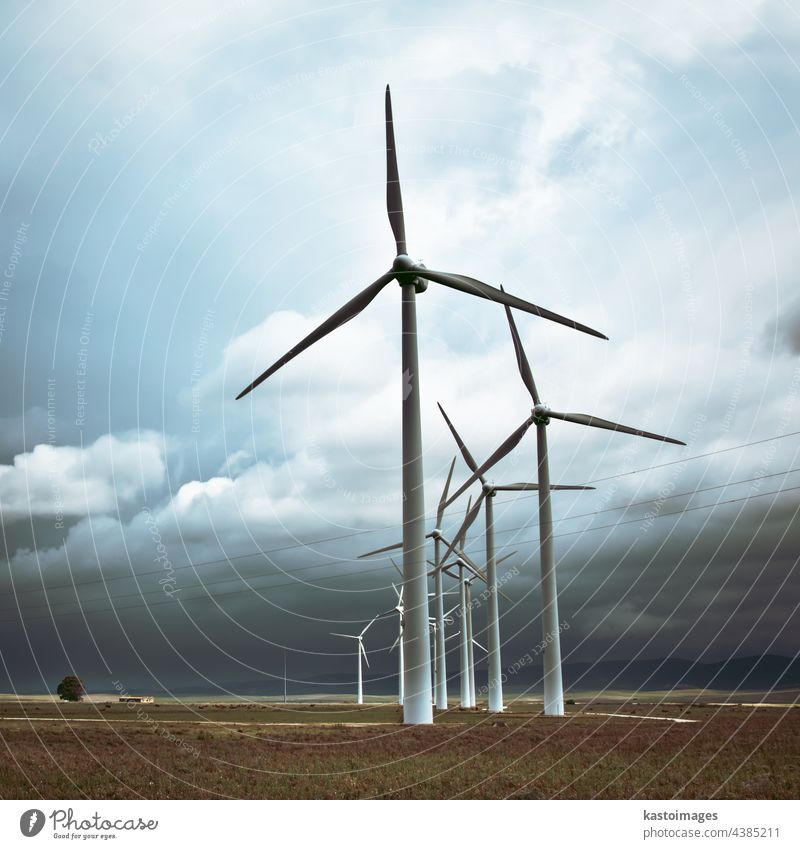 Windkraftanlagen erzeugen Strom bei stürmischem Wetter alternativ Klinge blau Cloud wolkig Erhaltung Zyklus Entwicklung Ökologie elektrisch Elektrizität Energie