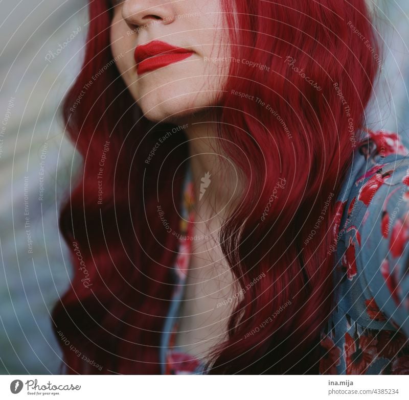 Frau mit rotem Lippenstift und roten langen Haaren rothaarig rote Lippen readhead Rotschopf langhaarig Haare & Frisuren schön Porträt rote lippen rote Haare