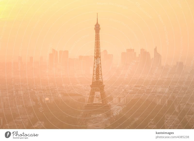 Luftaufnahme von Paris mit dem Eiffelturm und dem großen Geschäftsviertel La Defence im Hintergrund bei Sonnenuntergang Tour d'Eiffel Turm Frankreich Skyline