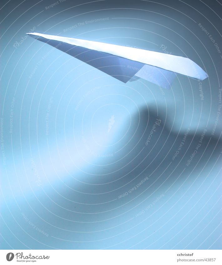 flying high Papierflieger Flugzeug Schweben Luft Schwerelosigkeit weiß Antarktis fliegen blau