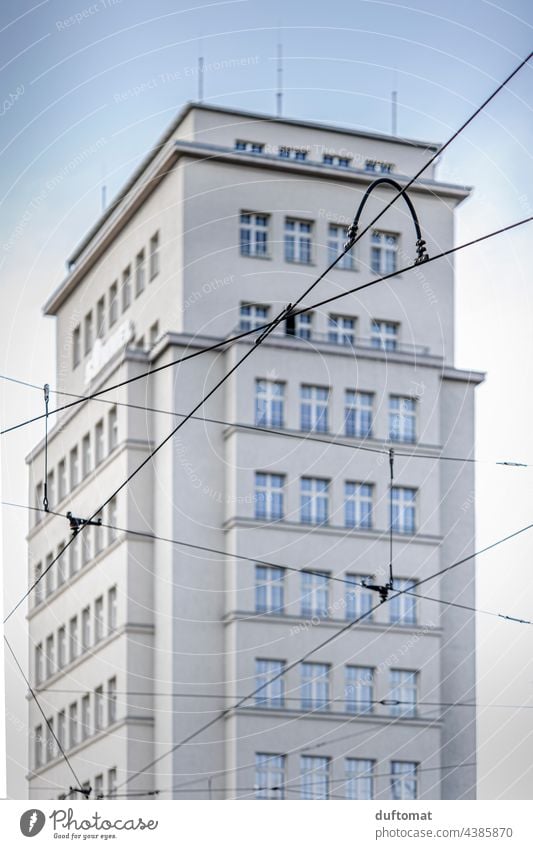 Stromleitung vor Hochhaus am Albertplatz in Dresden Architektur Plattenbau Fassade Fenster DDR Bauwerk trist Beton Stadt Gebäude Haus DDR-Architektur