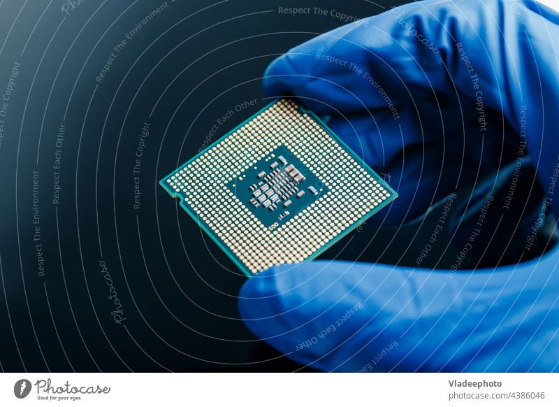 Nahaufnahme eines neuen Halbleiter-Mikrochips in der behandschuhten Hand eines Computerwissenschaftlers. Moderne Technologie und Hardware-Entwicklung CPU