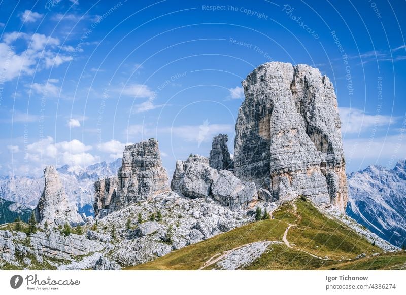 Cinque Torri Dolomiten vor blauem Sommerhimmel. Italien Himmel Berge u. Gebirge Landschaft reisen wandern Natur Gipfel Felsen Alpen Europa Klettern dolomiti
