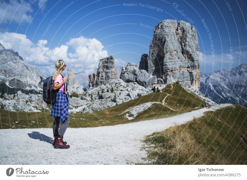 Wanderer mit Rucksack erkunden die Cinque Torri in den Dolomiten, Italien Berge Mädchen im Freien Landschaft reisen Sport wandern Natur Alpen Weg Lifestyle