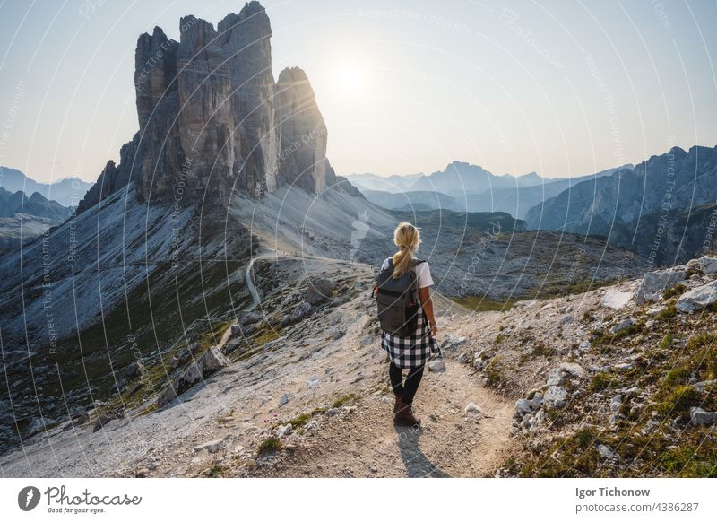 Wanderin mit Rucksack genießt die Drei Zinnen bei Sonnenuntergang. Dolomiten, Italien lavaredo drei Spitzenwerte Berge u. Gebirge Landschaft Frau Natur alpin