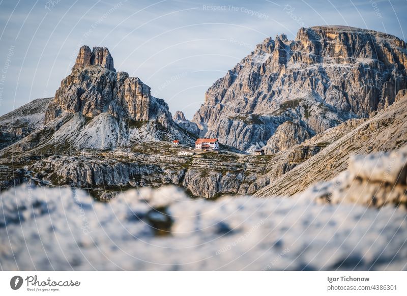 Dreizinnenhütte - Rifugio Antonio Locatelli in der Nähe von Drei Zinnen, Dolomiten, Südtirol, Italien berühmt Natur Berge u. Gebirge Sonnenuntergang Landschaft