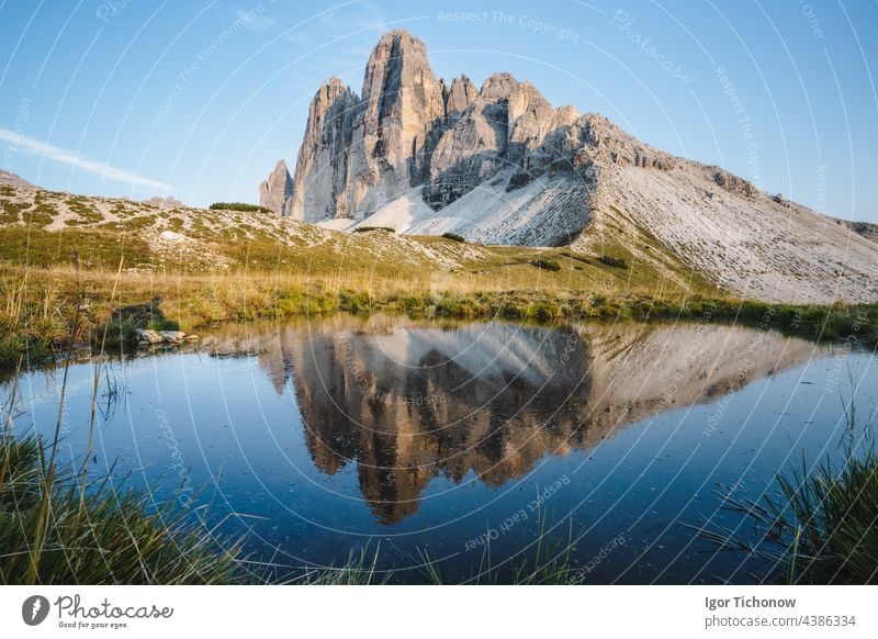 Berühmte Drei Zinnen spiegeln sich in einem kleinen Teich, Dolomiten Alpen, Italien, Europa. Berg der Drei Zinnen in den Dolomiten tre Zimt Berge See