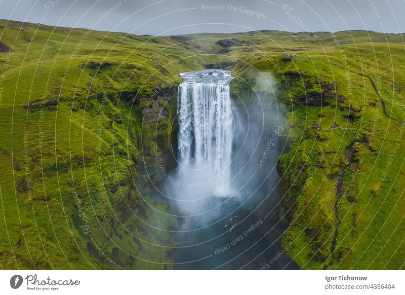 Island. Blick aus der Luft auf den Skogafoss Wasserfall. Landschaft in Island aus der Luft. Berühmter Ort in Island. Landschaft aus der Drohne. Reise-Konzept
