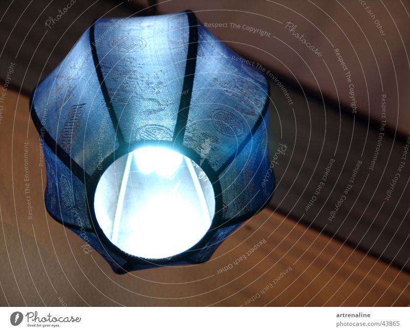 Es leuchtet Blau. Lampe Licht Holz Raum Glühbirne Stoff Häusliches Leben Regenschirm Panele