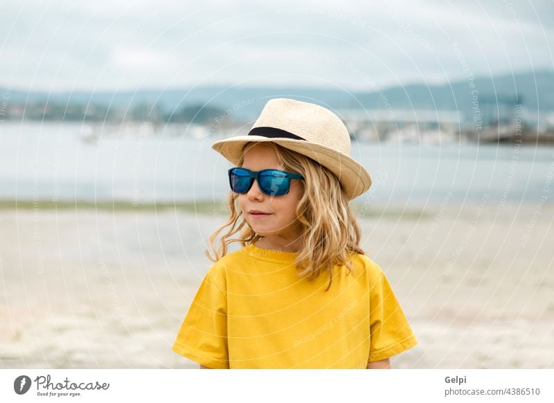 Glückliches Kind, das in den Sommerferien Spaß hat Sonne blau Feiertag Urlaub Strand schön MEER reisen träumen genießen Freiheit Vorstellungskraft