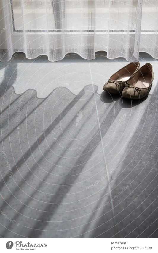 Vorhang Gardine und Schuhe mit Schattenwurf auf dem Boden Ballerinas Licht Sonnenlicht Fenster Innenaufnahme Häusliches Leben ruhig Wohnung Balkon Terrasse
