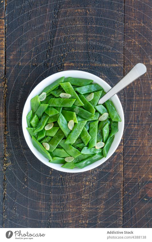 Leckerer Salat mit grünen Bohnen auf dem Tisch Salatbeilage Gesundheit Lebensmittel Schalen & Schüsseln dienen Vegetarier Speise Ernährung frisch lecker Küche