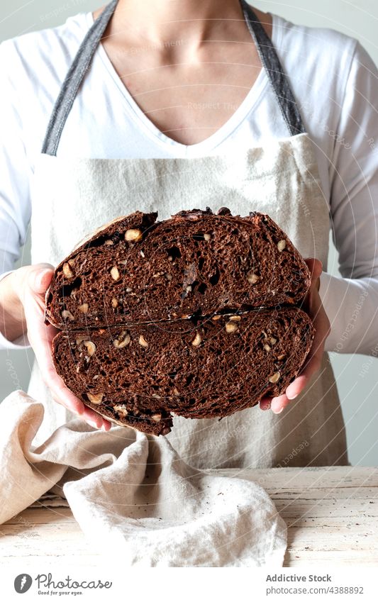 Hände mit frisch gebackenem Sauerteigbrot Hand Brot Lebensmittel Roggen Gesundheit organisch Hälfte Korn Frau Bäcker lecker traditionell weich Mehl