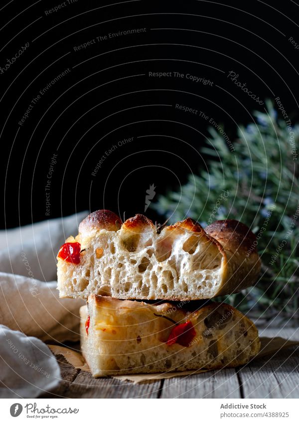 Nahaufnahme eines Stücks frischer Tomaten-Focaccia mit Rosmarin gebacken Lebensmittel selbstgemacht traditionell Italienisch Portion Brot Feinschmecker Gemüse