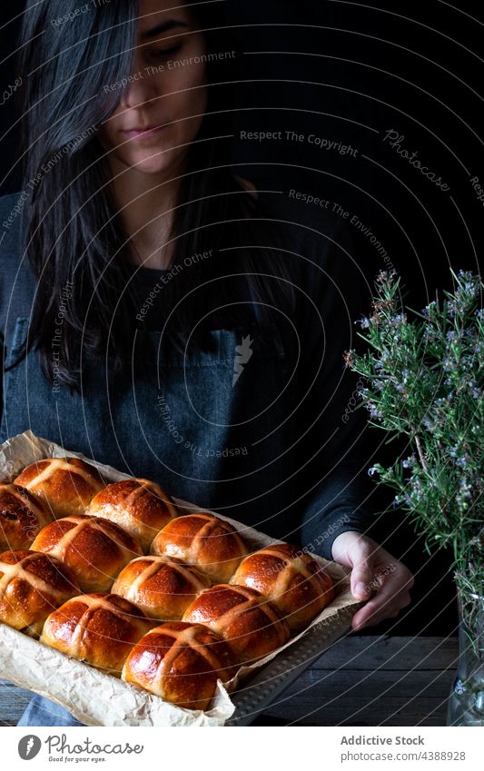 Frau hält Brötchen Glasur frisch Hauch heiße Querbrötchen Backblech Lebensmittel Weizen gebacken weich Korn Mehl Bäcker Bäckerei Müsli organisch Frühstück