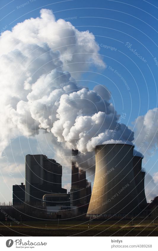 Klimakiller Braunkohle. Braunkohlenkraftwerk mit hohem CO2- Ausstoß im Rheinischen Revier Emission CO2-Ausstoß Kühltürme Klimawandel Luftverschmutzung