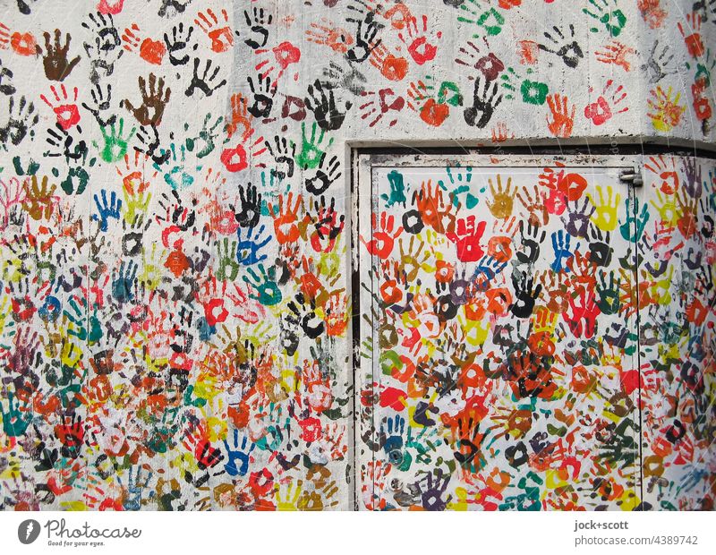Hand für Hand auf Wand Straßenkunst Abdruck viele Teamwork Farbenspiel Kreativität Einigkeit abstrakt Silhouette Dekoration & Verzierung Hintergrundbild