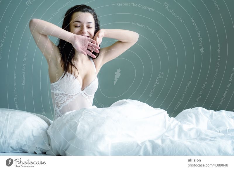 Porträt einer attraktiven, sexy dunkelbraunhaarigen Frau im Bett sitzend, Raum kopieren. jung Kaukasier Glück schön hübsch sich[Akk] entspannen Mädchen