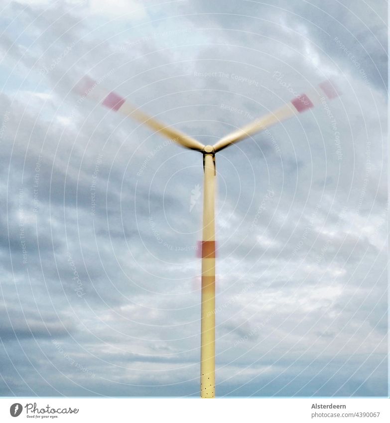 Windkraftrad mit drehenden Flügeln zwei die in den Wolken verschwinden eins parallel zum Turm Windrad Rotorblätter blau weiß Rotorblatt windig Kontrast ziehend