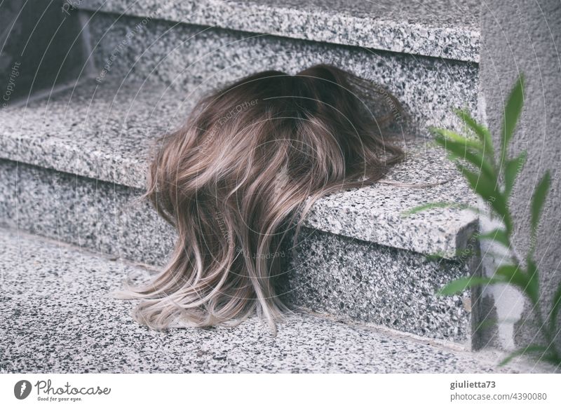 Wie viel Haarausfall ist eigentlich normal...? Hier liegen ganz viele Haare auf der Treppe Haare & Frisuren Perücke verloren gefunden skurril crazy lost seltsam
