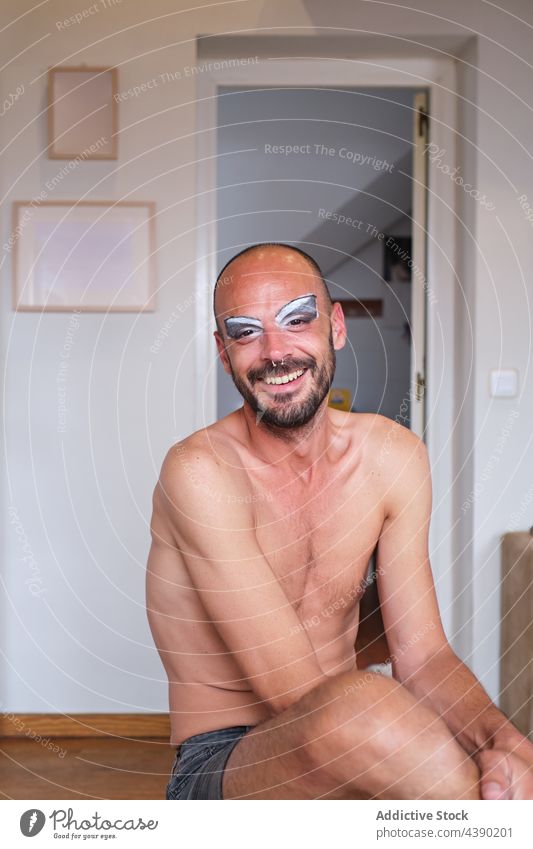 Dragqueen-Mann mit Schutzhelm Drag Queen Make-up Kosmetik Geschlecht Lächeln Transgender Konzept Gesicht heiter bisexuell männlich Vollbart Augenbraue Vorschein