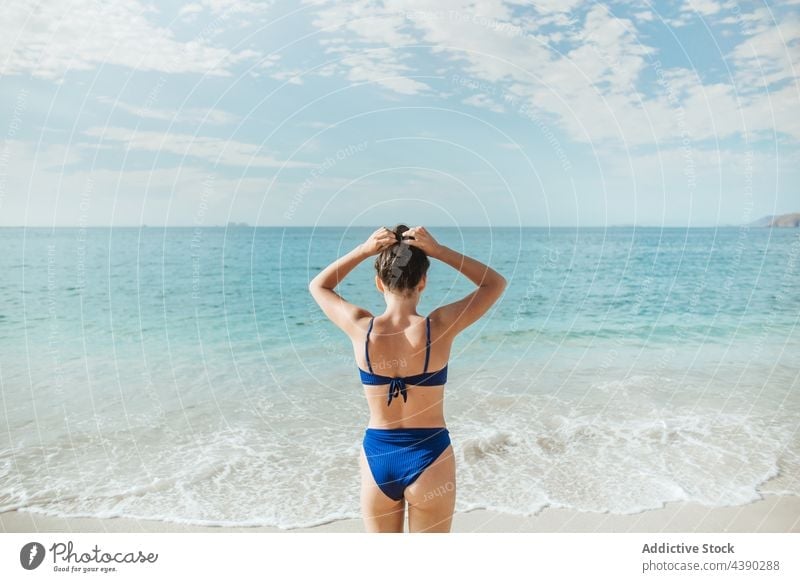 Anonyme Frau verbringt Sommertag am Strand MEER Meer Bikini Sand allein Natur reisen Urlaub Küste Meeresufer Badebekleidung lange Haare brünett Strandbekleidung