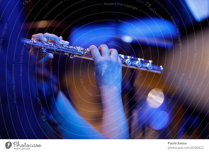 Frau spielt Flöte Flötenspieler Musik Musiker Musikinstrument Orchester Fähigkeit Konzentration Farbfoto Freizeit & Hobby Nahaufnahme Innenaufnahme Klang