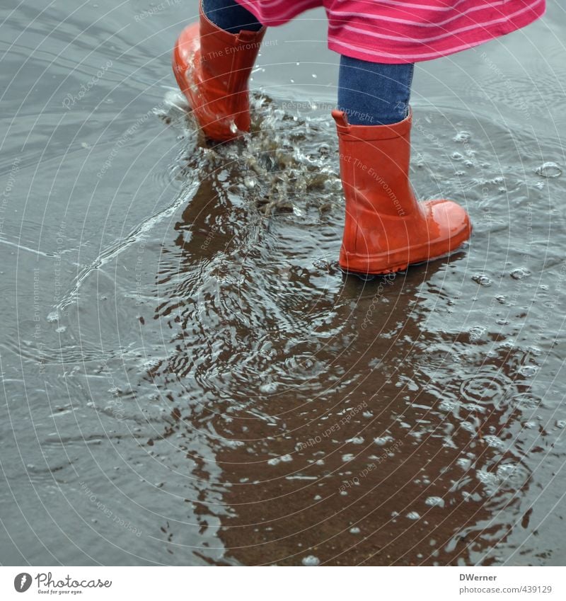 Wasserspiele Glück Spielen Wassersport Kindererziehung Kindergarten Schulkind Mädchen Beine Fuß 1 Mensch 3-8 Jahre Kindheit schlechtes Wetter Regen Straße Kleid