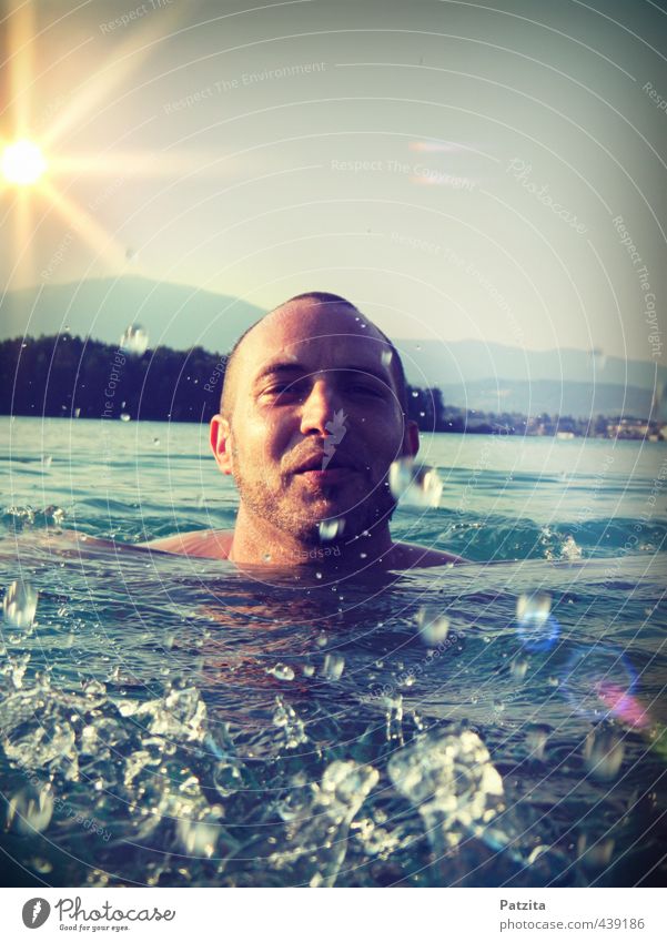 untertauchen Mann Junge Schwimmen & Baden Schwimmsport See spritzen Wasser lachen Sonnenuntergang Gegenlicht Fröhlichkeit Freizeit & Hobby